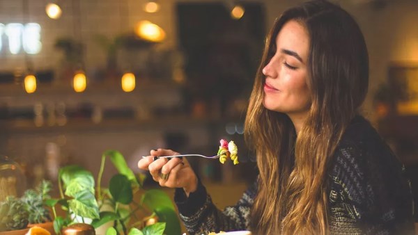 سعادتك تبدأ من معدتك..اطعمة تجلب الفرح 