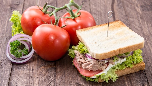 لفطار صحي.. طريقة عمل كلوب ساندوتش تونة بالمايونيز