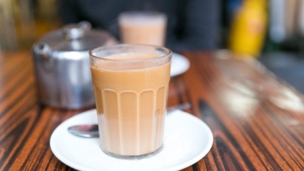 فوائد وأضرار الشاي باللبن