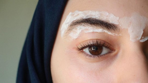ما حكم تشقير الحواجب