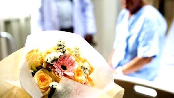 زيارة المريض.. فضلها والآداب الشرعية التي ينبغي للزائر مراعاتها
