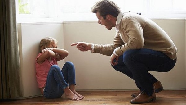 حكم من يعامل أولاده معاملة سيئة.. الإفتاء تجيب