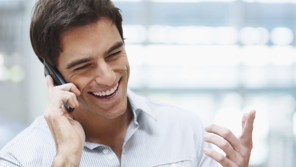 هل الاتصال الهاتفي بالمريض له نفس ثواب زيارته؟.. الإفتاء توضح