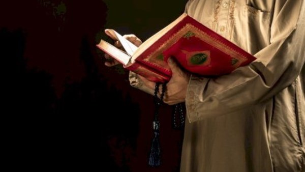 هل يجوز التعوذ من العذاب عند سماع أو قراءة آية فيها وعيد أثناء الصلاة؟.. الإفتاء تجيب