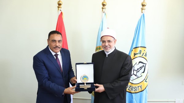 محافظ مطروح يشيد بجهود الأزهر الشريف جامعًا وجامعة في خدمة أبناء مطروح