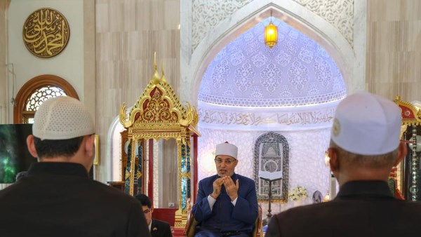مفتي الجمهورية يلتقي نخبة من علماء تايلاند في أقدم مسجد سُنّي بالمملكة ويبعث بسبع رسائل جامعة