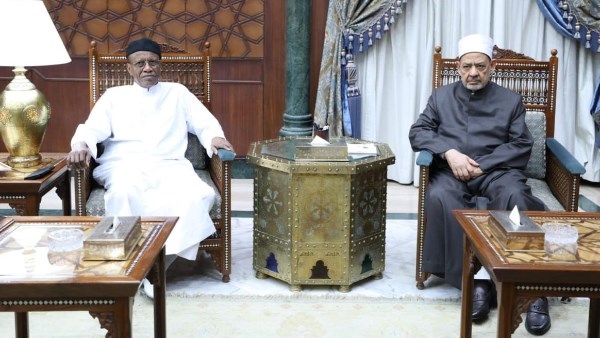 شيخ الأزهر يستقبل رئيس جامعة الملك فيصل بتشاد لبحث سبل تعزيز دعم الأزهر للشعب التشادي