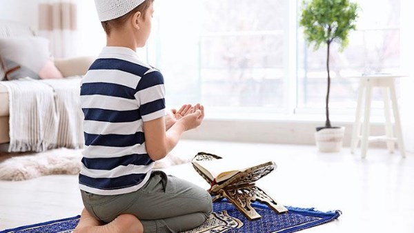 هل تأثم الأم إذا تكاسلت عن تنبيه ابنها للصلاة