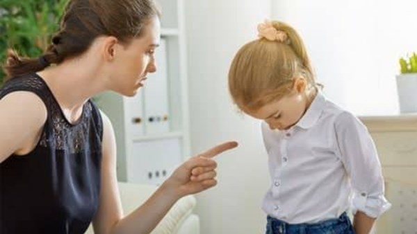 أخطاء شائعة في تربية الأطفال تدمّر حياتهم العاطفية مستقبلًا .. خبير يحذّر | خاص