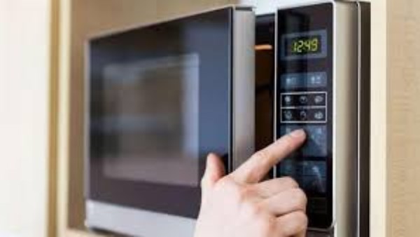 ماذا يحدث عند وضع المعدن والبلاستيك داخل الميكروويف؟