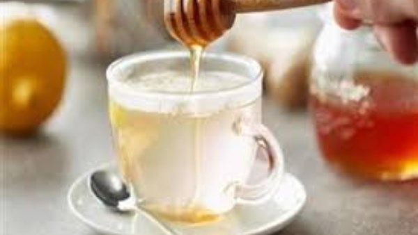 فوائد شرب الماء الدافئ مع العسل كل صباح