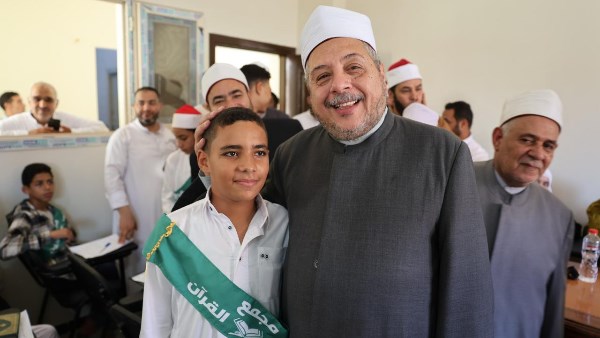 رئيس قطاع المعاهد الأزهرية مع أحد حفظة القرآن