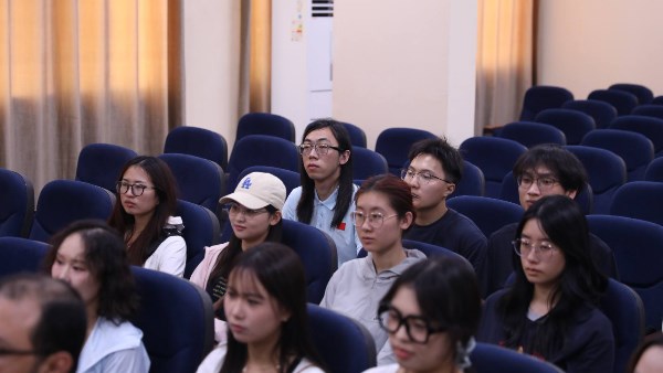 رئيس جامعة الأزهر يستقبل وفد جامعة وسط الصين الزراعية.. صور