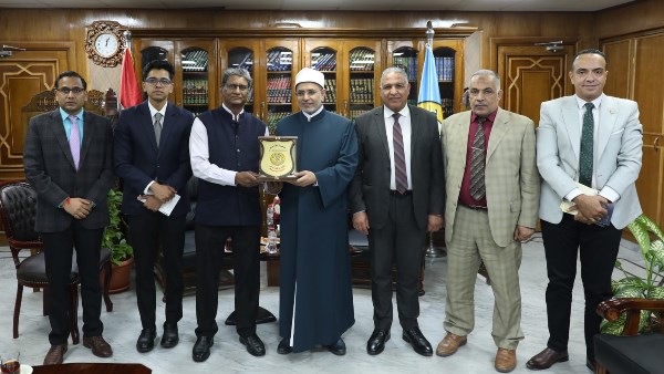 رئيس جامعة الأزهر مع سفير الهند بالقاهرة 