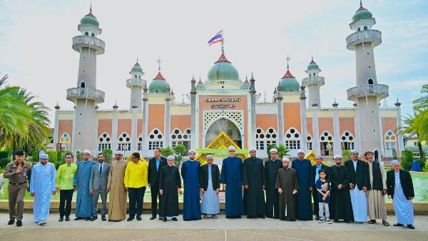 مفتي الجمهورية يلتقي عددا من القادة الدينيين والجاليات المسلمة في تايلاند