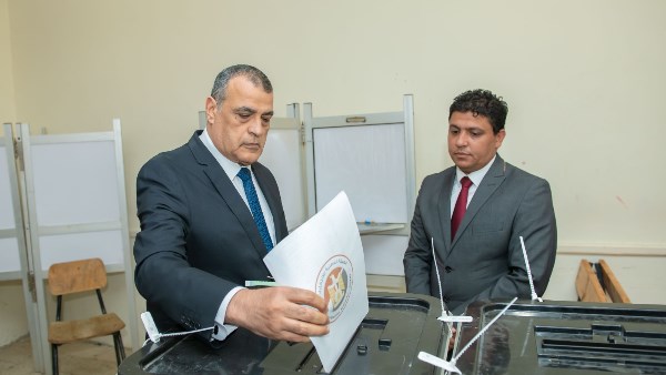 وزير الدولة للإنتاج الحربي يدلي بصوته في انتخابات مجلس الشيوخ