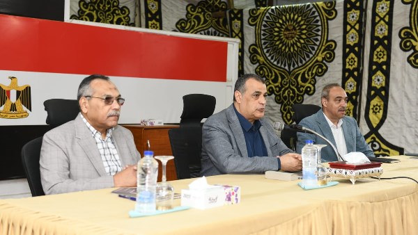 وزير الإنتاج الحربي يجتمع مع العاملين بشركة حلوان للمسبوكات “مصنع 9 الحربي”