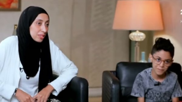 الطفل أنس ووالدته 