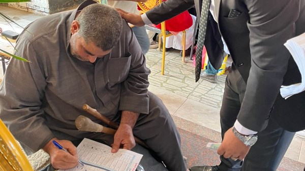 رئيس لجنة الثانوية بنات بالشرقية يساعد احد كبار السن للأدلاء بصوته