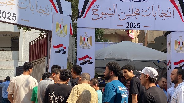انتخابات الشيوخ.. توافد العشرات أمام لجان مدرسة محمد الفقي بأبو النمرس