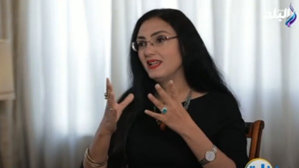 الكاتبة ريم بسيوني، الروائية وأستاذ اللغويات بالجامعة الأمريكية