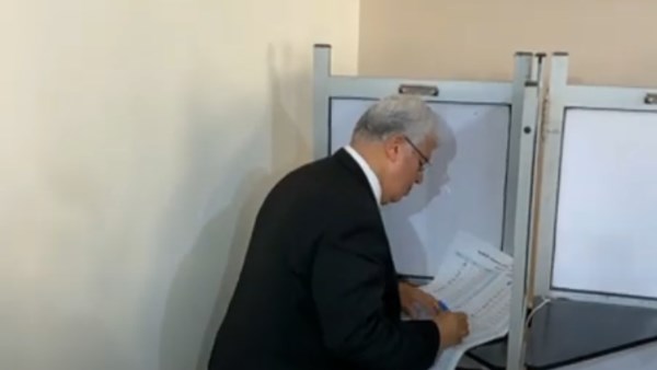 انتخابات الشيوخ 2025.. وزير التعليم العالي يدلي بصوته في التجمع الخامس