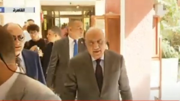 وزير الكهرباء يصل إلى مقر لجنته الانتخابية للإدلاء بصوته في انتخابات الشيوخ