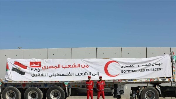 استمرار تدفّق المساعدات من مصر إلى غزة عبر قوافل 