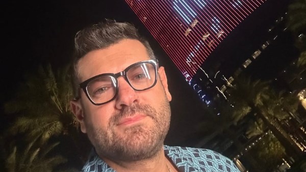 برج المملكة يحمل أفيش فيلم درويش لـ عمرو يوسف