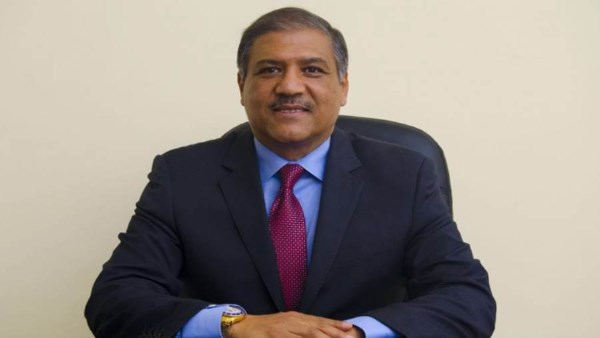 الدكتور عفت السادات، رئيس حزب السادات الديمقراطي ووكيل لجنة العلاقات الخارجية بمجلس الشيوخ