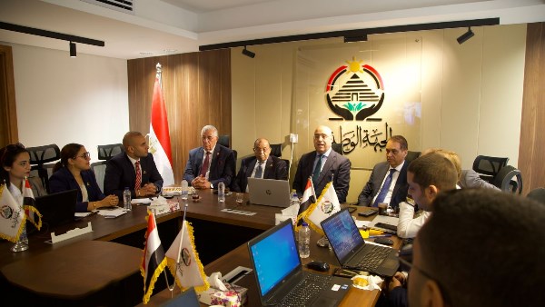 عاصم الجزار، رئيس حزب الجبهة الوطنية خلال تواجده داخل غرفة العمليات المركزية لمتابعة سير الانتخابات
