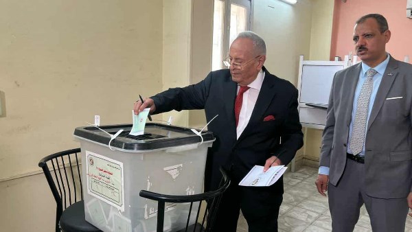 وكيل الشيوخ يدلي بصوته في الانتخابات 