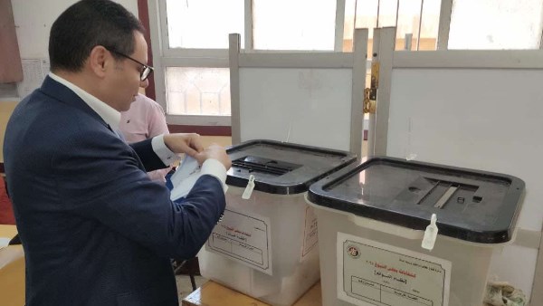 رئيس زراعة النواب يدلي بصوته في انتخابات الشيوخ 