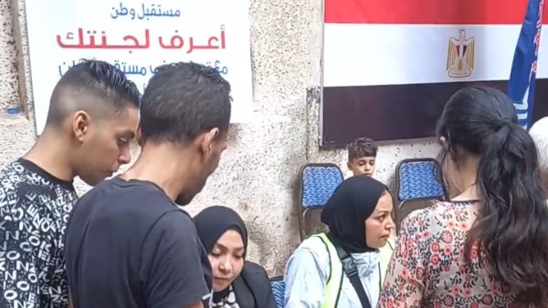 شباب مستقبل وطن يساعدون الناخبين لمعرفة لجانهم الانتخابية أمام لجان المطرية