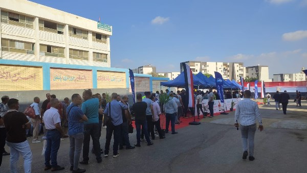 توافد واصطفاف الناخبين على اللجان الانتخابية 