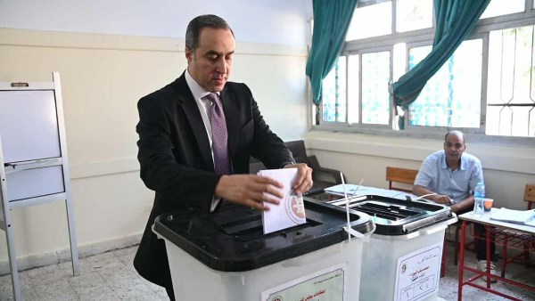أمين عام مجلس النواب يدلي بصوته في انتخابات الشيوخ 