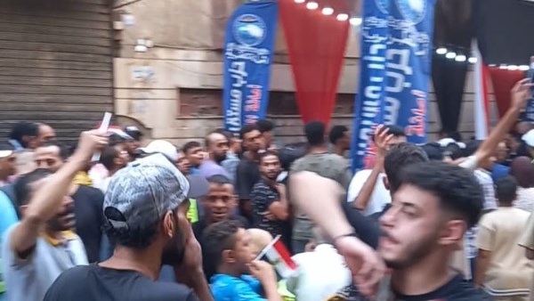 شباب المطرية يرفعون أعلام مصر لحث المواطنين على التصويت