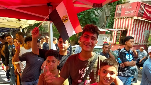 شباب مدرسة "هشام شتا" يشعلون انطلاقة الشيوخ  برفع أعلام مصر بالهرم
