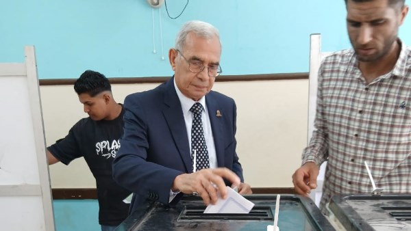  اللواء رفعت قمصان، نائب رئيس الأمانة الفنية بحزب الجبهة الوطنية يدلي بصوته في انتخابات الشيوخ