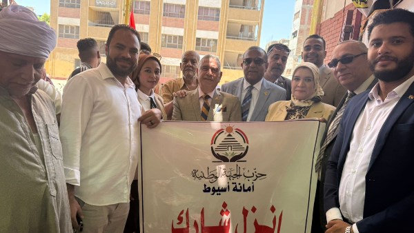 نائب رئيس حزب الجبهة الوطنية يدلي بصوته في انتخابات الشيوخ 