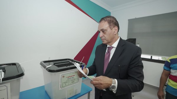 علاء فؤاد يدلي بصوته في انتخابات الشيوخ 