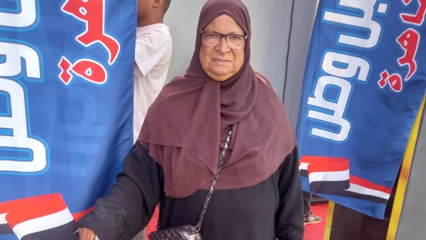 سيدة مسنة بالمطرية تدلي بصوتها في انتخابات الشيوخ 