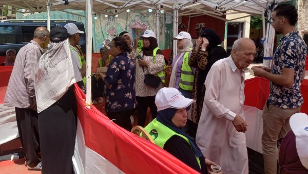 توافد الناخبين على مدرسة أبطال العبور بالمطرية للإدلاء بأصواتهم في انتخابات الشيوخ.. صور