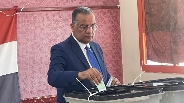 محمود مسلم يدلي بصوته في انتخابات الشيوخ 2025 