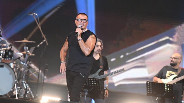 عمرو دياب يشدو بأغاني ألبومه الجديد ويشعل حفل الجمعة بمهرجان العلمين |شاهد