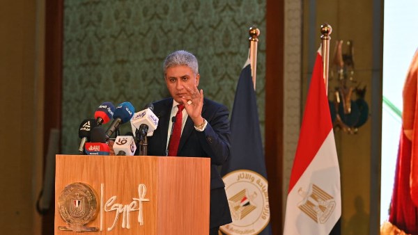 وزير السياحة والآثار 