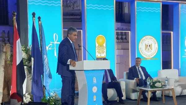 وزير السياحة والآثار 