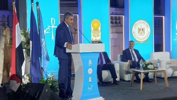 وزير السياحة والآثار 