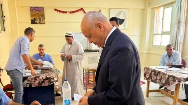 مصطفى بكري يدلي بصوته في انتخابات مجلس الشيوخ.. صور