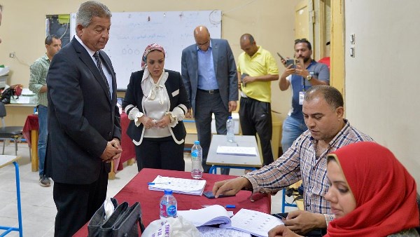 وزير الشباب يدلي بصوته بانتخابات مجلس الشيوخ